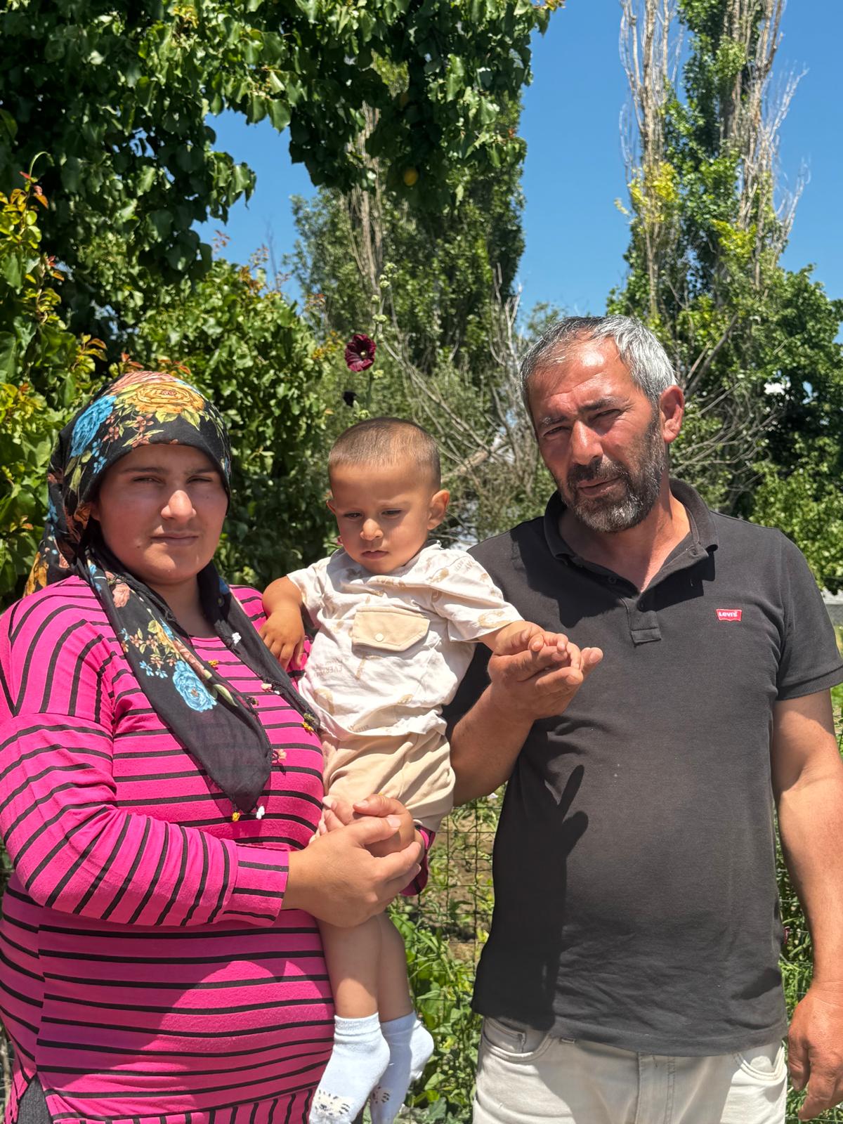 Özbey annesi ve babasıyla